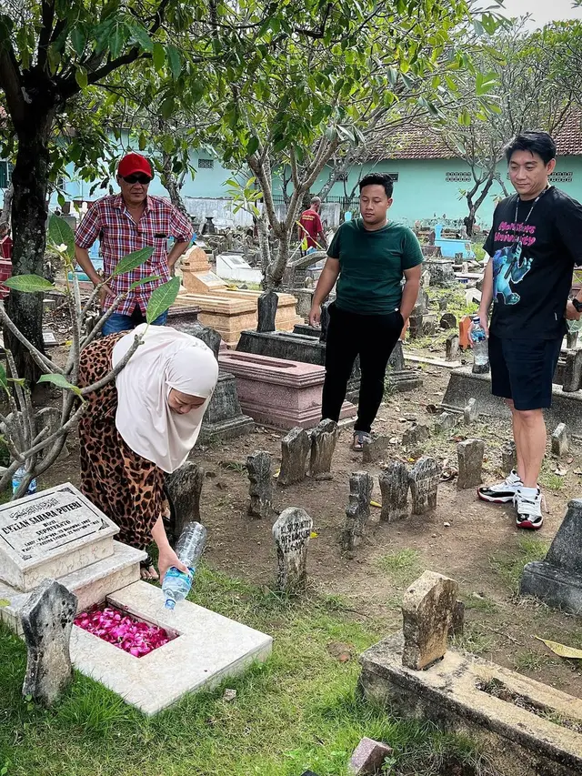Ifan Seventeen nyekar ke Makam Dylan Sahara di Ponorogo (foto: Instagram ivanseventeen)