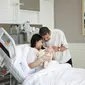 Via Vallen dan Chevra Yolandi bersama anak pertama (Dok. National Hospital)