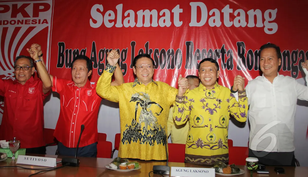 Suasana pertemuan antara Partai Golkar Munas Ancol dengan Partai PKPI di kantor DPP PKPI, Jakarta, Rabu (18/3/2015). Agung Laksono beserta rombongan melakukan safari politik kepada partai pendukung pemerintah. (Liputan6.com/Helmi Afandi)