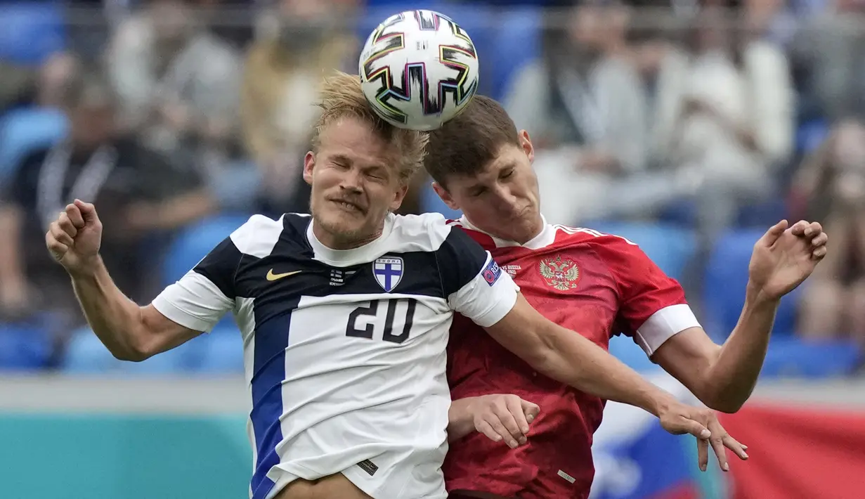 Penyerang Finlandia, Joel Pohjanpalo (kiri) berebut bola udara dengan bek Rusia, Igor Diveyev Finlandia pada pertandingan grup B Euro 2020 di stadion Gazprom Arena di St. Petersburg, Rusia, Rabu (16/6/2021). Hasil ini membuat jalan Rusia lolos ke babak 16 besar kembali terbuka. (AP Photo/Dmitri Love