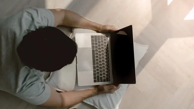 ilustrasi pria dan laptop