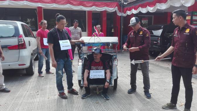 Reka ulang pembunuhan tukang parkir di Palembang yang dilakoni dua kakak beradik dan satu orang tersangka yang buron (Liputan6.com / Nefri Inge)