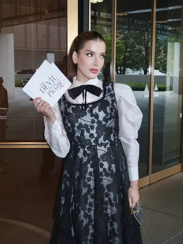 Gaya Monokrom Tasya Farasya Dibalut Dress Brand Lokal saat Interview Sekuel The Devil Wears Prada, Sukses Dipuji Cantik oleh Meryl Streep