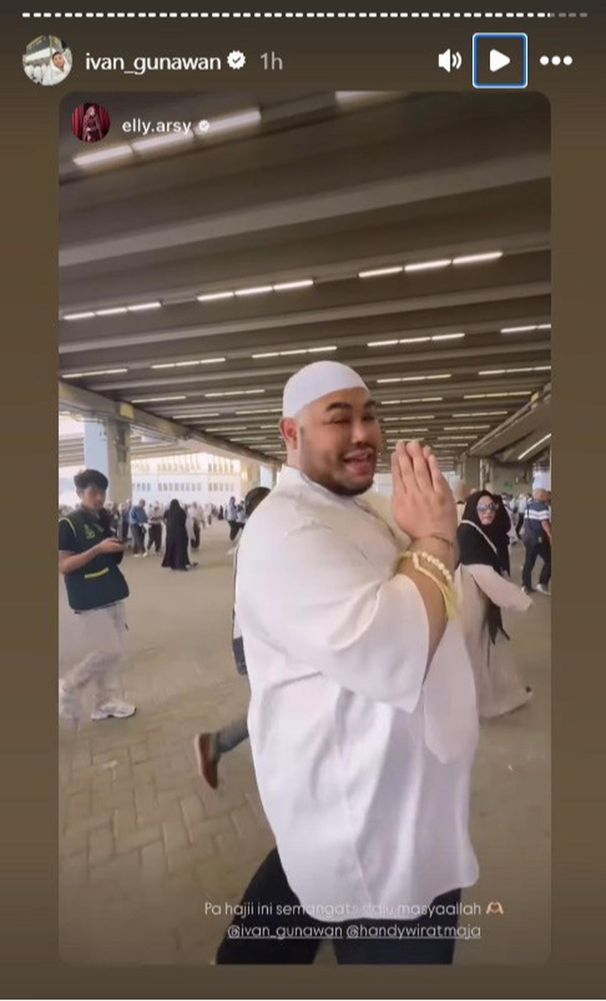7 Potret Ivan Gunawan Jalan Kaki Menuju Jamarat untuk Lempar Jumrah, Langsung Diserbu Emak-Emak Jemaah Haji Indonesia Minta Foto Bareng