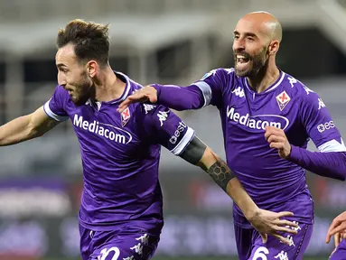 Gelandang Fiorentina, Gaetano Castrovilli (kiri) melakukan selebrasi usai mencetak gol kedua timnya ke gawang Spezia dalam laga lanjutan Liga Italia 2020/21 pekan ke-23 di Artemio Franchi Stadium, Jumat (19/2/2021). Fiorentina menang 3-0 atas Spezia. (LaPresse via AP/Jennifer Lorenzini)