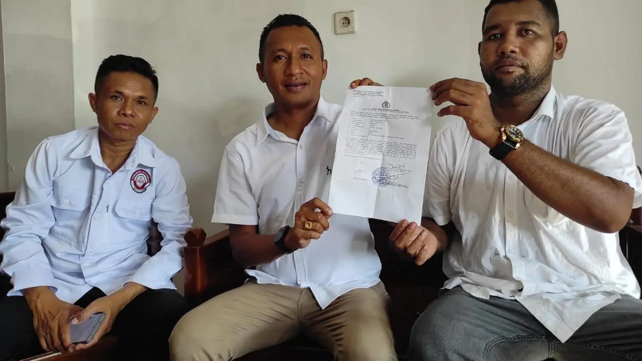 Kuasa hukum Al Gazali Munandar saat melaporkan dugaan pencemaran nama baik oleh Ipda Rudy Soik (Liputan6.com/Ola Keda)