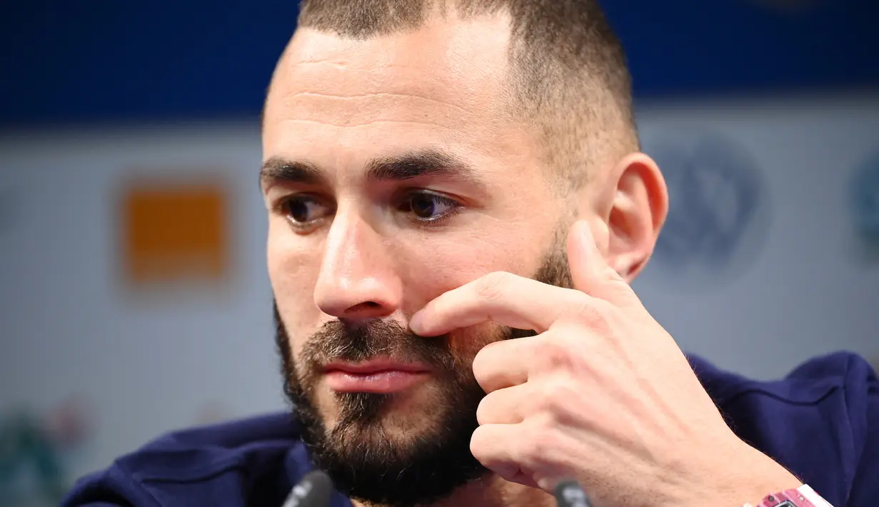 Bintang Real Madrid dan Timnas Prancis, Karim Benzema dinyatakan bersalah di persidangan, Rabu (24/11/2021) atas kasus pemerasan terhadap rekannya di Timnas Prancis, Mathieu Valbuena. Ia dianggap terlibat dalam kasus skandal seks Valbuena yang berujung pemerasan. (AFP/Franck Fife)