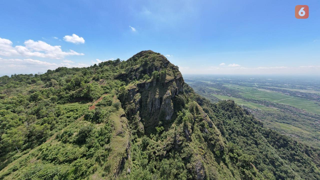 Kisah Mistis di Balik Gagahnya Gunung Gajah Mungkur di Desa Kedungsono