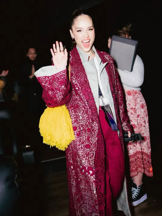 Cinta Laura turut hadir dalam world premier film Para Perasuk yang digelar di Sundance Film Festival 2026, Amerika Serikat. Menariknya, bukan sebagai pemain, ia merupakan produser eksekutif dalam film ini. [@armanfebryan]