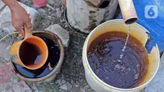 Warga menyaring air yang menghitam di Desa Sukaringin, Sukawangi, Kabupaten Bekasi, Jawa Barat, Jumat (10/9/2021). Menurut warga, saat musim kemarau kualitas air tanah berwarna hitam dan sudah berlangsung selama delapan bulan. (Liputan6.com/Herman Zakharia)