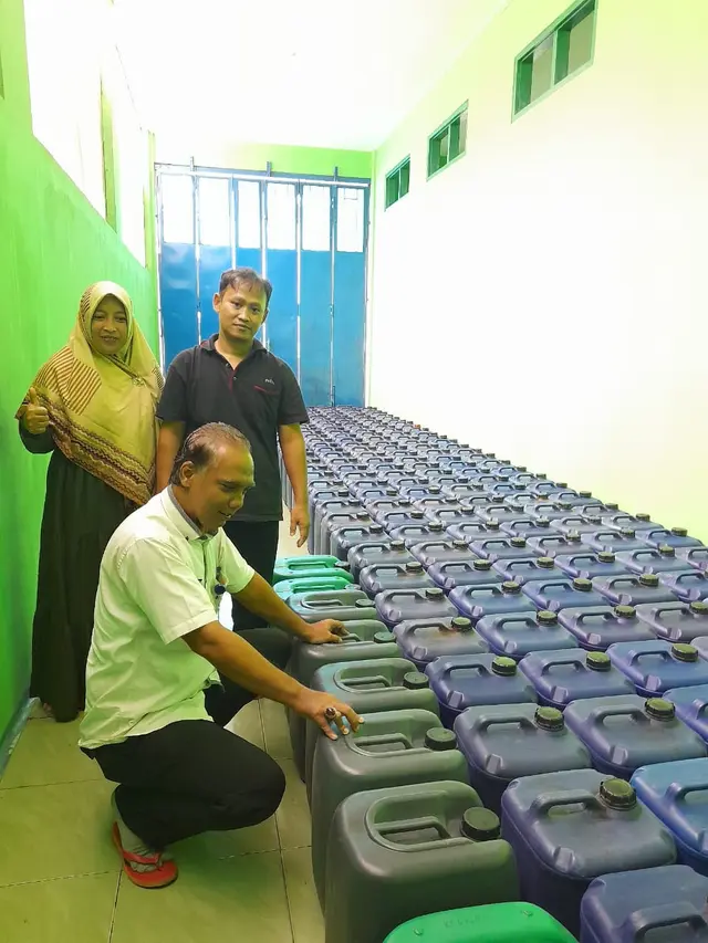 Warga Purbalingga ciptakan pengawet dari sabut kelapa. (Foto: Liputan6.com/Kominfo Purbalingga)