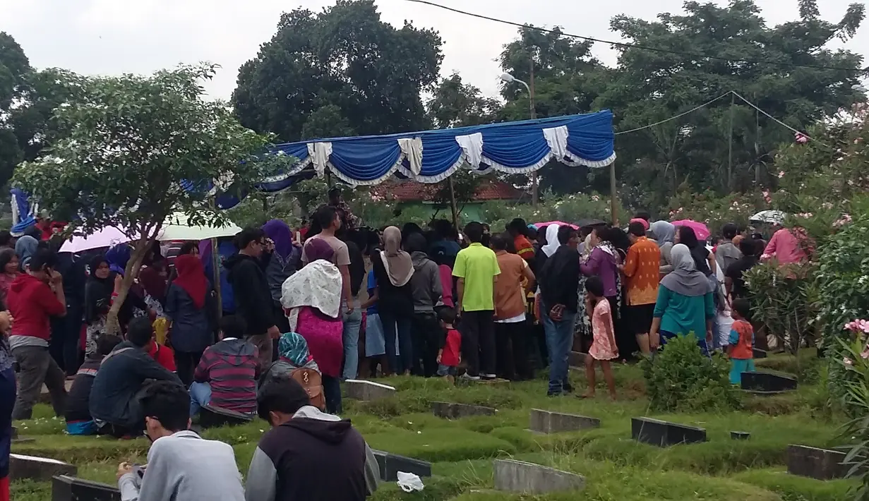 Area pemakaman sudah dipersiapkan untuk Olga Syahputra, Jakarta, Sabtu (28/3/2015). Sejumlah warga sudah ramai mengunjungi area pemakaman di TPU Malaka, Jakarta Timur. (Liputan6.com/Fachrur Rozie)