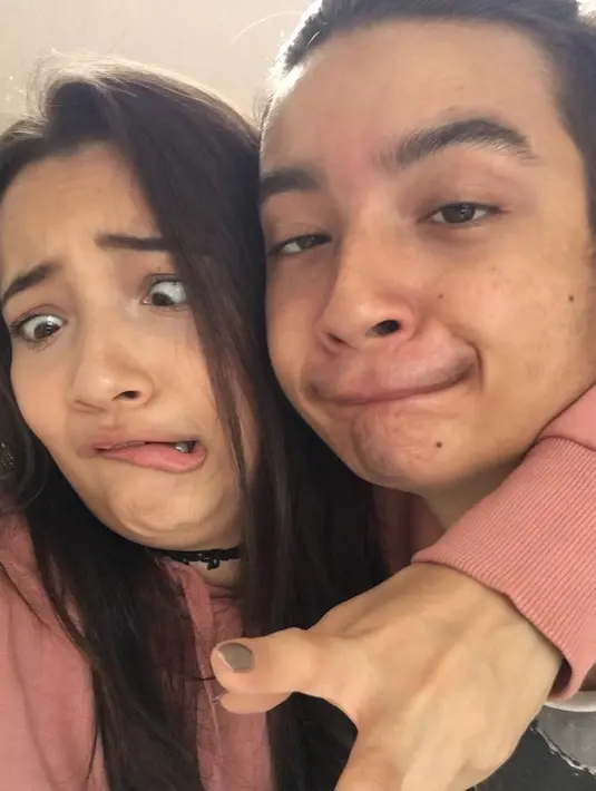 Hubungan kakak beradik di antara Megan dan Bryan tak jarang terlihat seperti orang berpacaran. Seperti saat mereka seru-seruan berekspresi wajah jelek seperti di foto ini. (Instagram/bryandomani_bd_)