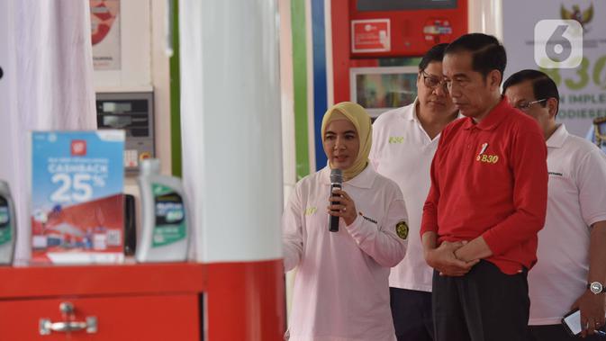 Presiden Joko Widodo (kanan) mendengarkan keterangan Dirut Pertamina Nicke Widyawati saat meresmikan Implementasi Program Biodiesel 30 persen (B30) di SPBU MT Haryono, Jakarta, Senin (23/12/2019). Jokowi menargetkan implementasi program B40 pada 2020 dan B50 pada 2021. (Liputan6.com/Angga Yuniar)