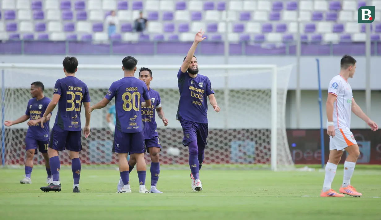 Pemain Persita, Javlon Guseynov merayakan gol ke gawang Borneo FC dalam laga BRI Super League 2025/2026 di Indomilk Arena, Tangerang, Banten, Jumat (09/01/2026). (Bola.com/Bagaskara Lazuardi)