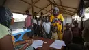 Petugas mendata pengungsi yang baru tiba di sebuah pusat transit pengungsi di Kuluba, Uganda utara, Kamis (8/6). Mereka melarikan diri dari perang saudara di Sudan Selatan yang telah memakan korban puluhan ribu jiwa. (AP Photo / Ben Curtis)