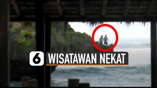 Beredar video aksi nekat dua wisatawan terjun ke laut. Beruntungnya mereka dapat selamat dan berhasil menepi.