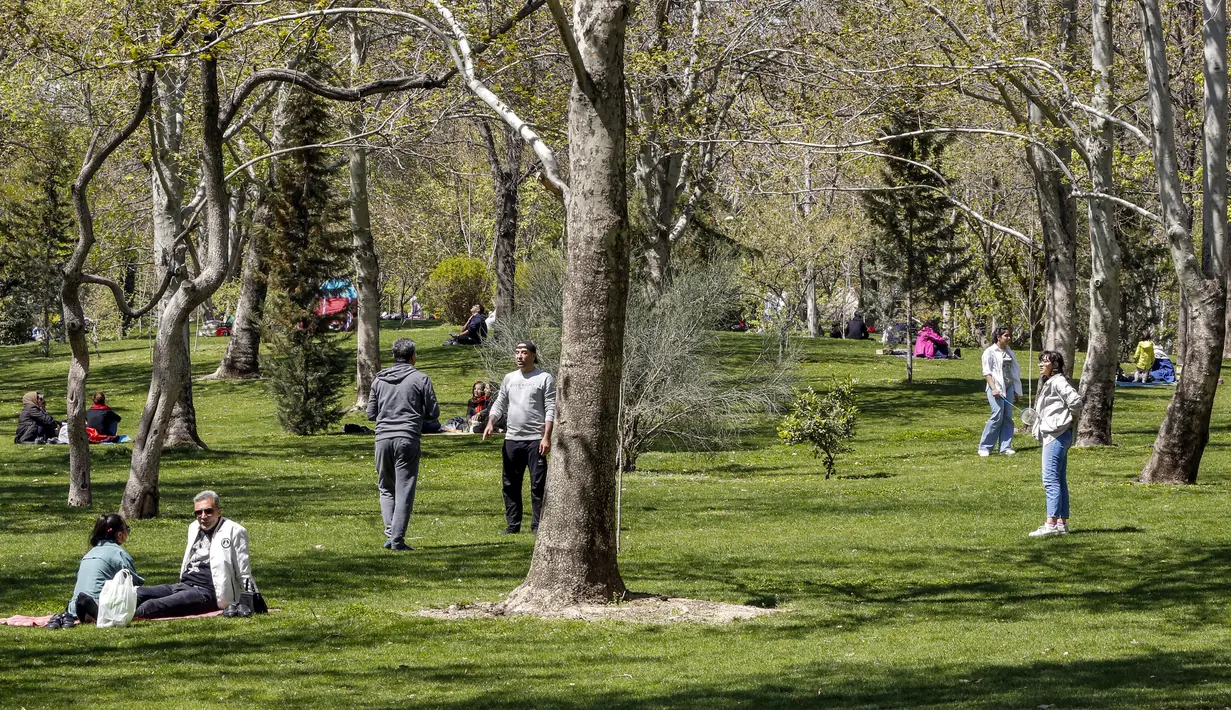 'Sizdah' berarti tiga belas, dan 'bedar' berarti menyingkirkan, yang memiliki arti 'menyingkirkan tiga belas'. Sizdah-bedar juga menandai akhir dari perayaan Nowruz, yang dimulai pada hari pertama musim semi. (Photo by AFP)