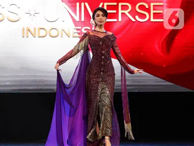 Miss Universe Indonesia 2024 Clara Shafira Krebs saat memeragakan salah satu koleksi busana sebelum memberikan keterangan terkait keberangkatannya ke ajang Miss Universe 2024, Gedung Kesenian Jakarta, Jakarta Pusat, Sabtu (26/10/2024). (Liputan6.com/Angga Yuniar)