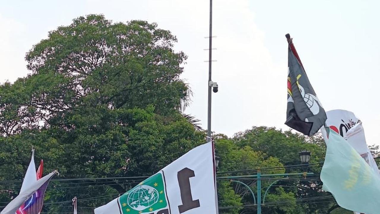 Begini Situasi di Pintu masuk KPU Saat Anies Cak Imin Tiba, Massa Dorong-dorongan dengan Polisi