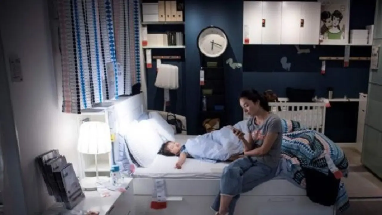Warga China Tidur Siang di Ruang Pamer IKEA