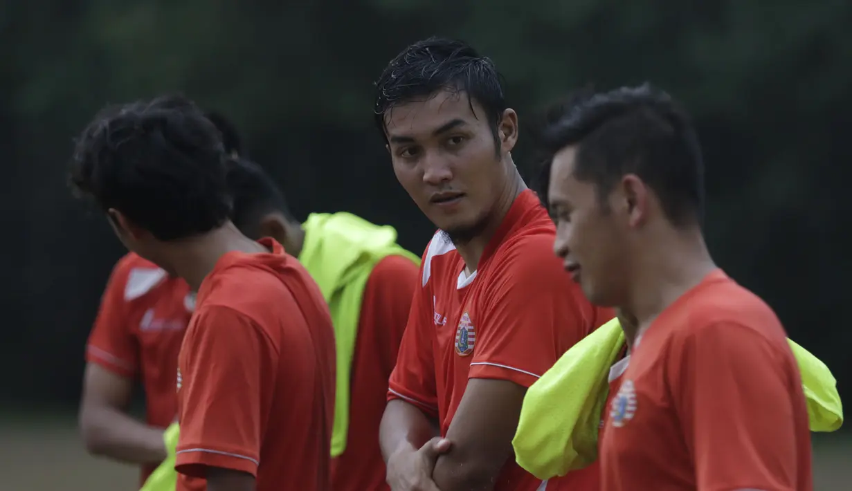 Bek Persija, Gunawan Dwi Cahyo mulai menghadiri latihan jelang turnamen Piala Jenderal Sudirman di Lapangan National Youth Training Center, Sawangan, Depok, Jawa Barat, Senin (2/11/2015). (Bola.com/Vitalis Yogi Trisna)