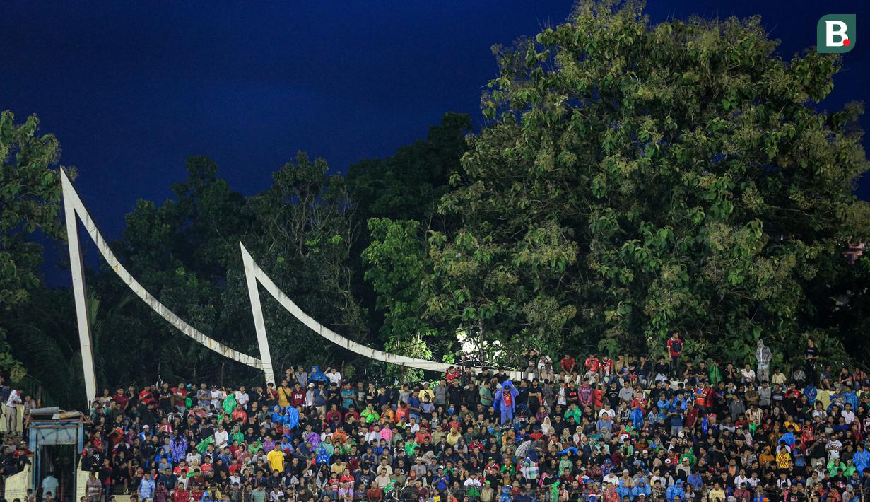 Masyarakat memadati tribune saat laga leg kedua final Pegadaian Liga 2 2023/2024 antara Semen Padang menghadapi PSBS Biak di Stadion GOR Haji Agus Salim, Padang, Sabtu (9/3/2024). (Bola.com/Bagaskara Lazuardi)