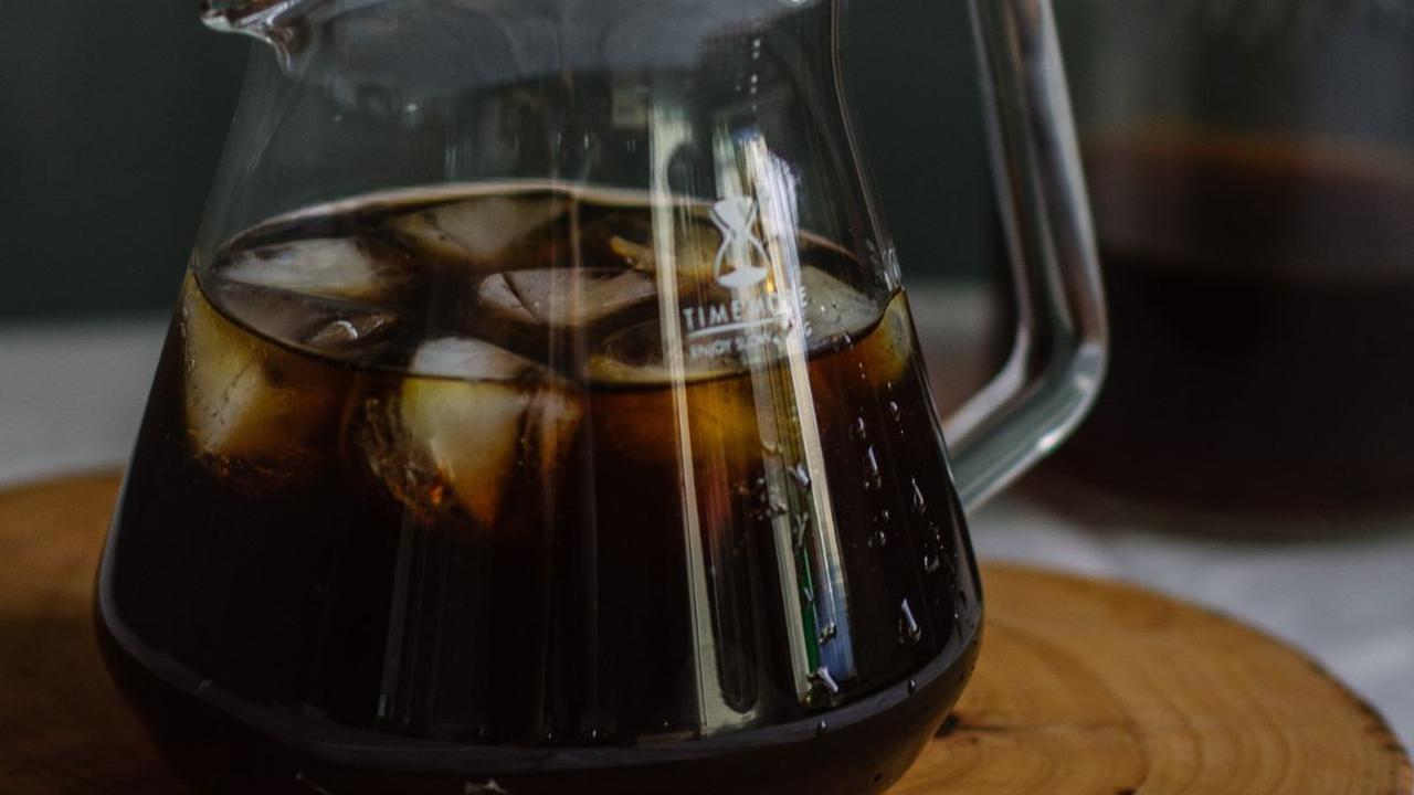 Secara umum, karena kandungan kafein yang sama, baik dalam kondisi dingin atau panas, kopi tetap bisa membuat mata lebih melek.