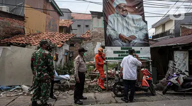 Petugas PPSU didampingi TNI dan Polri mencopot baliho Rizieq Shihab di Kawasan Kramat Pulo Dalam Senen, Jakarta, Rabu (25/11/2020). Pihak kelurahan, TNI dan Polri terus berupaya menurunkan baliho dan spanduk yang tidak berizin, termasuk salah satunya baliho Rizieq Shihab (Liputan6.com/Faizal Fanani)