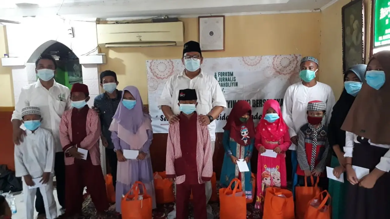 Sejumlah anak yatim dari Panti Asuhan Miftahul Ulum Simokerto, Surabaya kirim doa untuk Khofifah dan Rizal Ramli. (Foto: istimewa).
