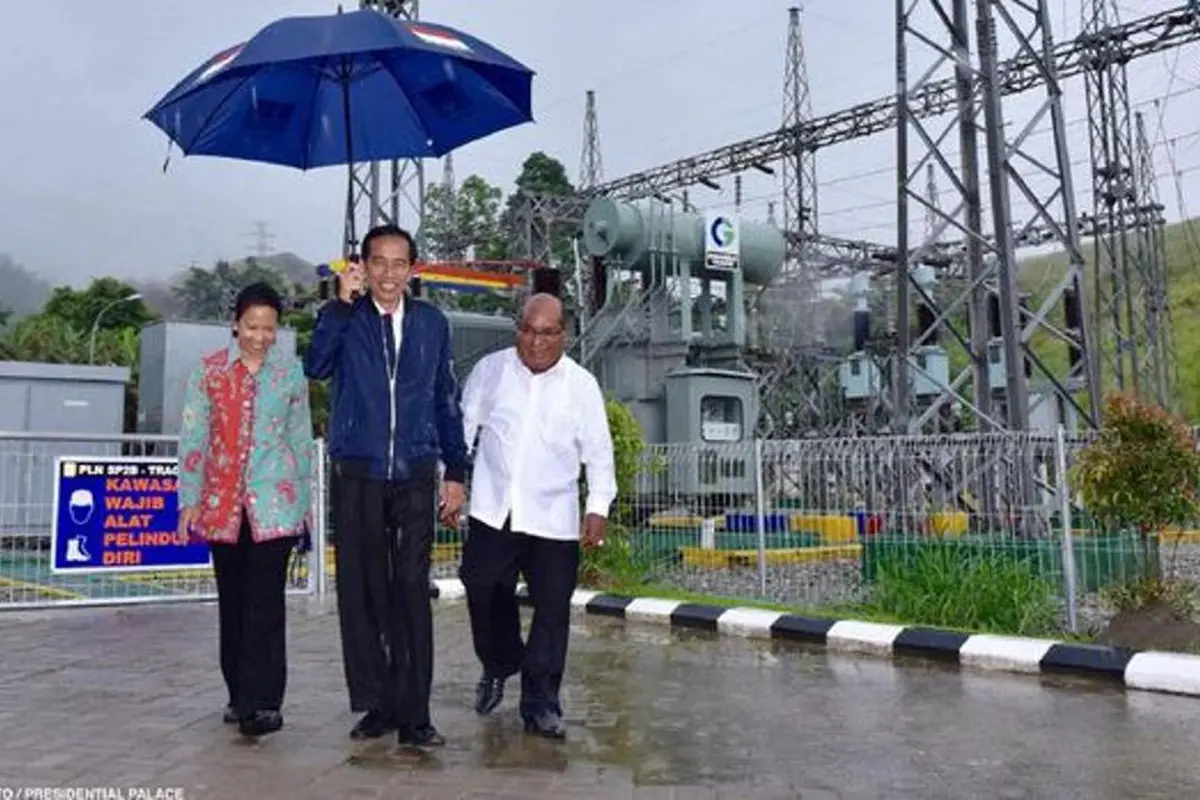 Jokowi Payungi Gubernur Papua, Netizen Acungi Jempol 