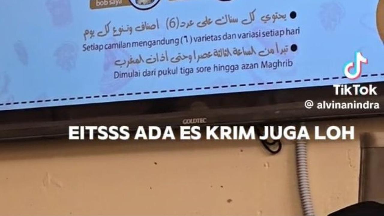 Ada juga tempat berbagai jenis camilan mulai dari popcorn, biskuit, hingga es krim.
