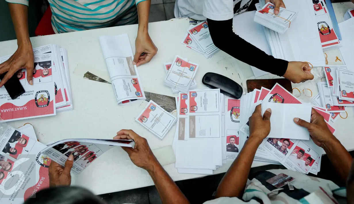 Sejumlah pekerja menyortir dan melipat surat suara Pilkada DKI Jakarta 2017 di Gudang Logistik KPU Jakarta Pusat, Senin (24/1). Total jumlah surat suara adalah 747.152 surat suara dengan 19.287 surat suara cadangan. (Liputan6.com/Gempur M Surya)