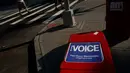 Sebuah kotak surat kabar Village Voice tergeletak di pinggir jalan di Manhattan, AS (22/8). Mereka akan beralih ke online demi menjangkau lebih banyak pembaca. (Drew Angerer/Getty Images/AFP)