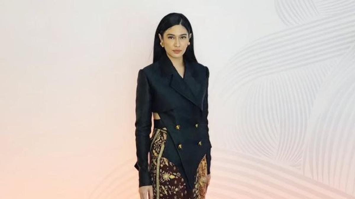 5 Potret Dian Sastrowardoyo Kenakan Batik, Elegan Padukan Sentuhan Tradisional dan Modern