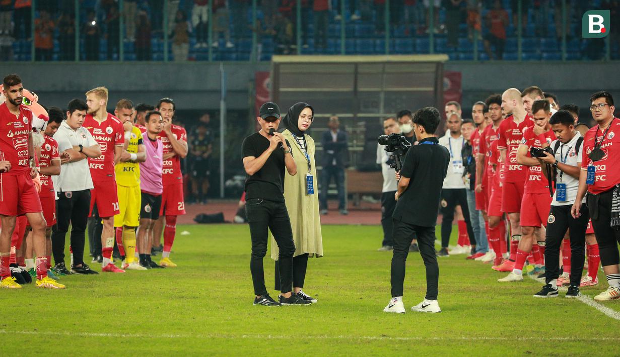 <p>Mantan pemain Persija Jakarta, Ismed Sofyan (tengah) didampingi istri memberikan salam perpisahan usai dirinya tak lagi menjadi bagian dari skuat Macan Kemayoran usai laga pekan ke-10 BRI Liga 1 2022/2023 antara Persija Jakarta melawan Madura United di Stadion Patriot Candrabhaga, Bekasi, Sabtu (17/9/2022). (Bola.com/Bagaskara Lazuardi)</p>