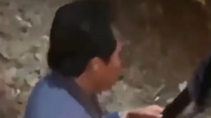 Momen Kiai Anwar Zahid Terduduk di Pinggir Jalan Usai Kecelakaan