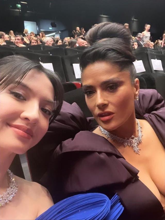 7 Potret Raline Shah di Festival Film Cannes 2023, Aura Kecantikannya Bersinar dengan Kebaya Biru