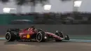 Perez kembali ke pit stop pada lap ke-34 untuk melakukan strategi undercut. Namun, kali ini Leclerc tak meresponnya dan memaksa ban yang telah ia gunakan hingga akhir balapan. (AP/Hussein Malla)