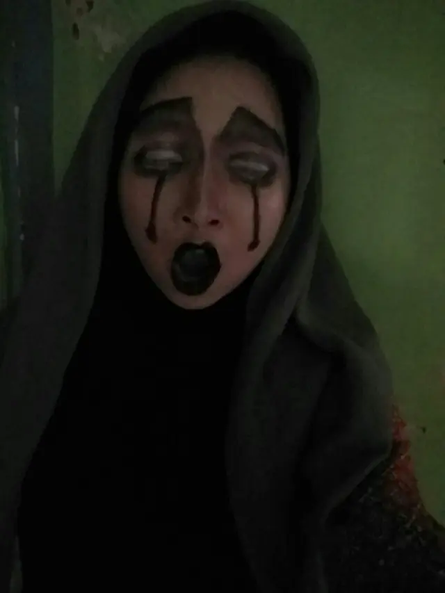 6 Aksi Netizen Tirukan Penampilan Hantu Ivanna Ini Bikin Ngakak