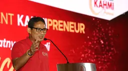 Wagub DKI Jakarta, Sandiaga Uno memberikan sambutan saat peluncuran program inspiratif 'KAHMIPreneur' di Jakarta, Minggu (11/03). Kahmipreneur bertujuan untuk melatih, mentoring dan membuka akses manajemen modern bagi alumni HMI. (Liputan6.com/Pool)