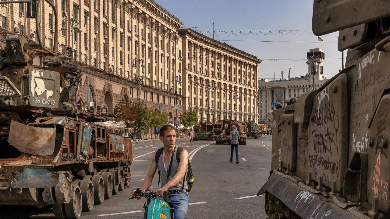Menjelang Hari Kemerdekaan ke 32 tahun dari Uni Soviet, Ukraina kembali menggelar pameran deretan kendaraan militer Rusia yang hancur di jalan utama Khreshchatyk di Kiev, Ukraina.