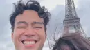 Vidi Aldiano dan Sheila Dara di depan Menara Eiffel. [Foto: Instagram/vidialdiano]