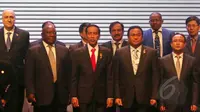 Presiden Jokowi (kedua kiri), Mendag Rachmad Gobel (kedua kanan) beserta delegasi berfoto sebelum pembukaan Asian-African-Business Summit yang merupakan rangkaian peringatan Konferensi Asia Afrika di  JCC, Selasa (21/4). (Liputan6.com/Herman Zakharia)