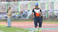 Pelatih PSGC Ciamis, Gatot saat memimpin timnya berlaga pada partai persahabatan melawan Persib Bandung di Stadion Galuh, Ciamis, Minggu (10/4/2016). (Bola.com/NIcklas Hanoatubun)