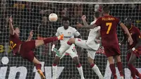 Pemain AS Roma, Edoardo Bove (kiri), hendak melepaskan tembakan ke gawang Bayer Leverkusen dalam laga leg pertama semifinal Liga Europa di Stadion Olimpico, Roma, Jumat (12/5/2023) dini hari WIB. Bove mencetak satu-satunya gol dalam kemenangan 1-0 untuk Giallorossi. (AP Photo/Gregorio Borgia)