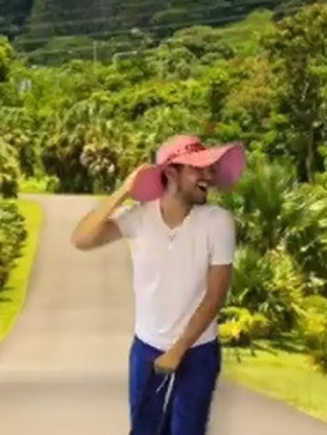 pria edit video liburan ke hawaii