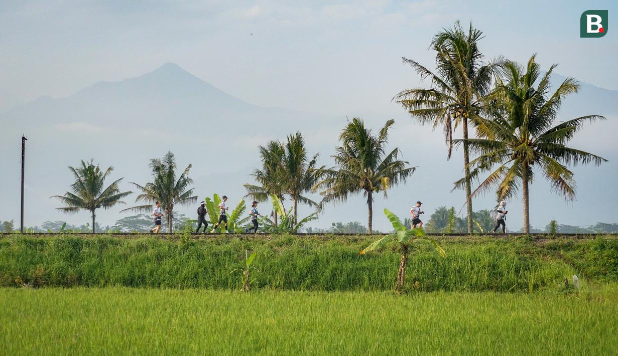 Pada empat kilometer pertama, pelari disuguhkan hamparan sawah dengan latar belakang beberapa gunung yang ada di Jawa Tengah, seperti Gunung Telomoyo dan Gunung Andong. (Bola.com/Bagaskara Lazuardi)