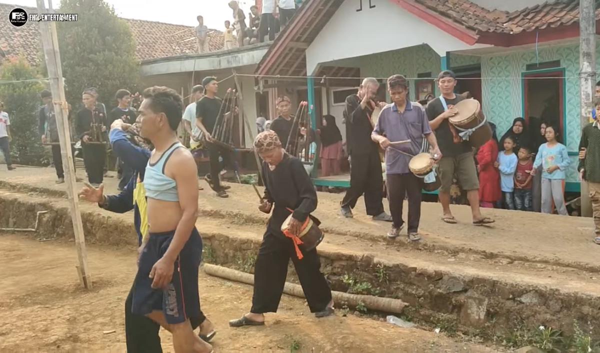 Diwarnai Ritual Kesurupan