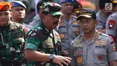 Kapolri Jenderal Tito Karnavian dan Panglima TNI Marsekal Hadi Tjahjanto menghadiri apel Pengamanan Penyelenggara Pemilu 2019 di Lapangan Monas, Jakarta, Selasa (18/9). Pengamanan pemilu ini diberi nama sandi “Mantap Brata” 2018. (Merdeka.com/Imam Buhori)